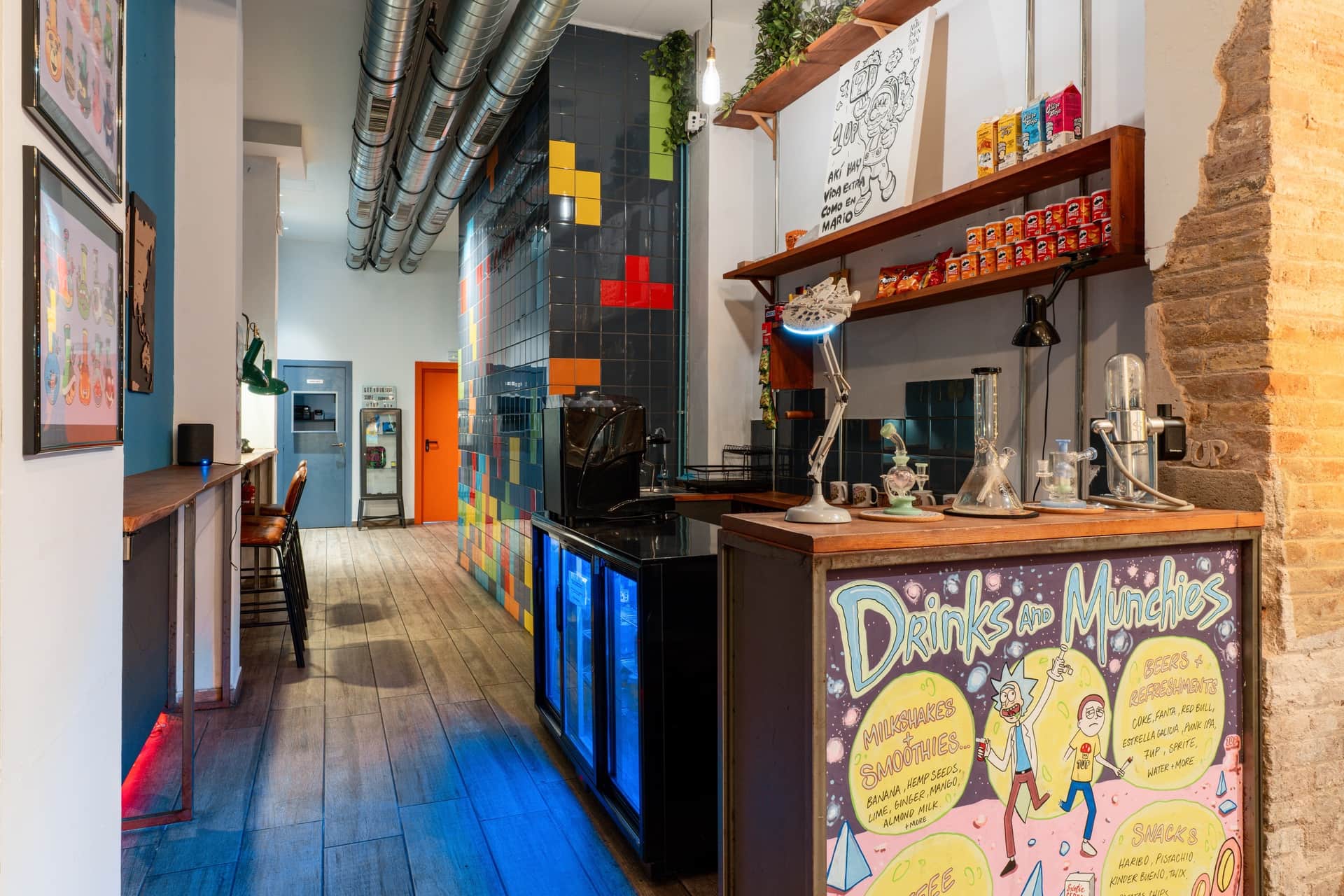 Comptoir de bar et intérieur coloré du social cannabis club 1UP à Barcelone