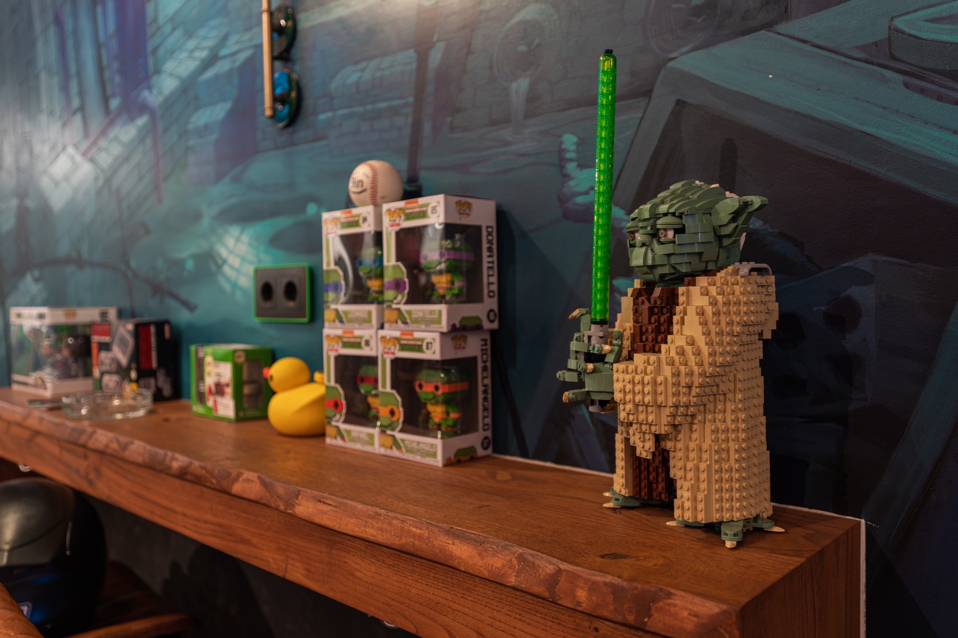 Maître Yoda en Lego dans le club de cannabis 1UP