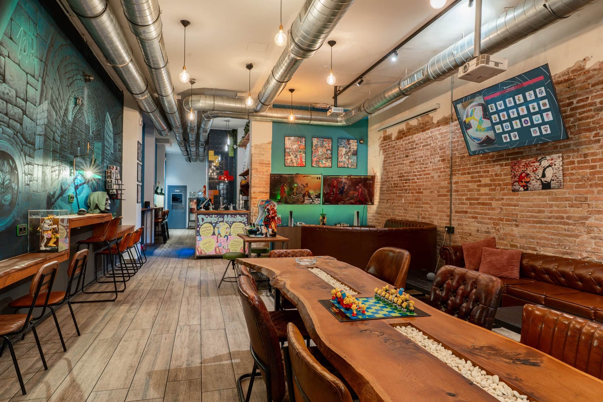 Mur d’art et espace de jeux de société au cannabis club 1UP à Barcelone
