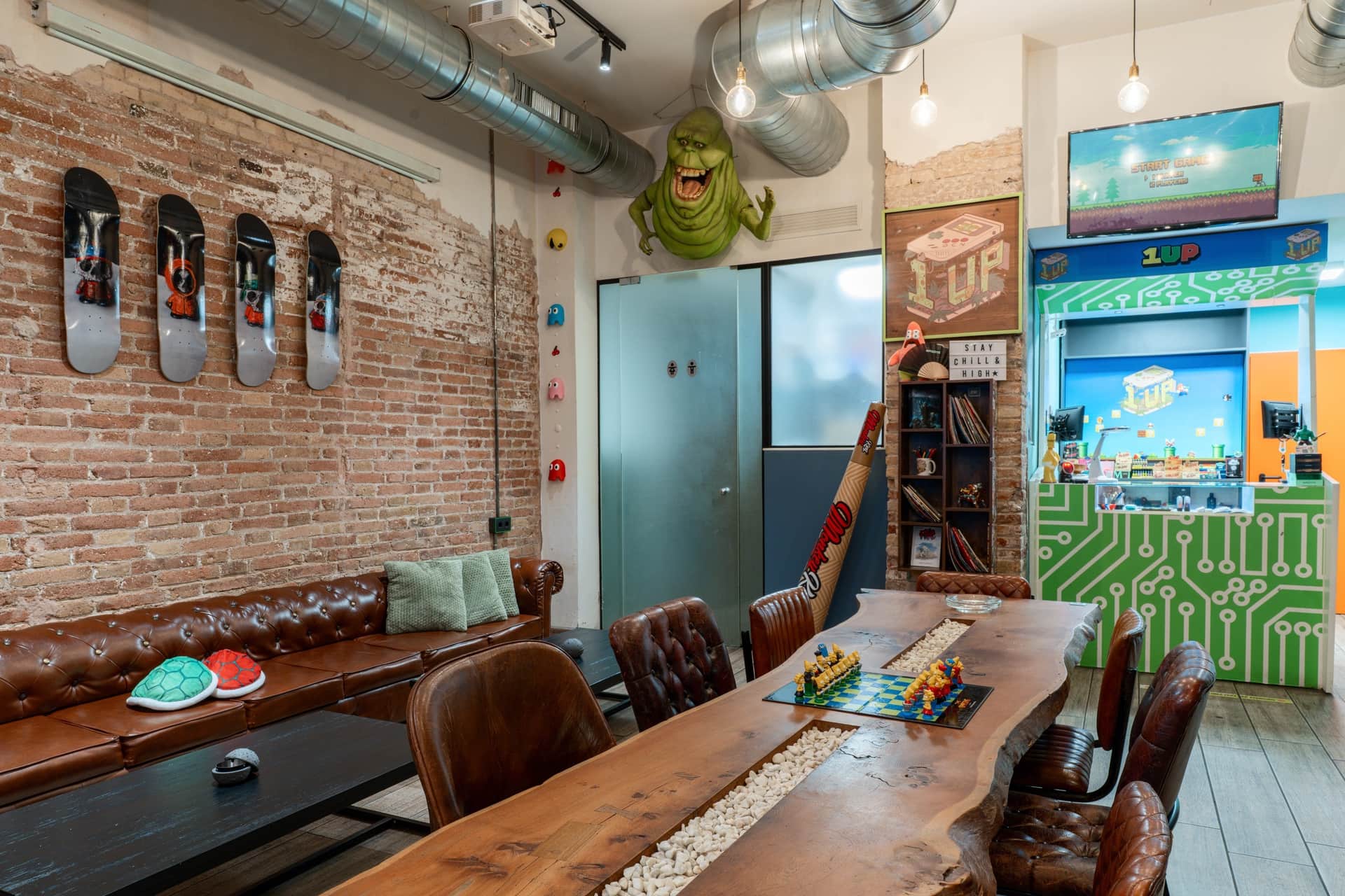 Salon rétro avec table en bois au cannabis social club 1UP Barcelone
